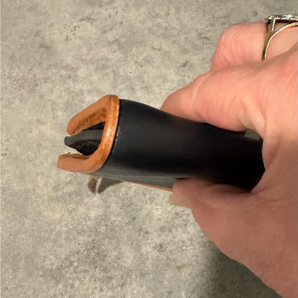 Dooney & Bourke 3/4 Zip Accordian Wallet in Black w/Tan Leather Trim! GUC!! - Picture 5 of 13